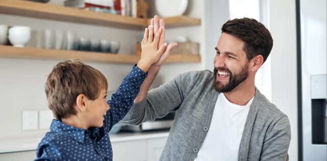 papá elogiando a su hijo